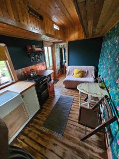 offgrid showmans caravan - Kelvedon Hatch - 4