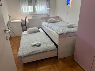 Close to center big terrace city tram garage parking place fast WIFI Super king size bed grocery 1min - Zagreb - 9