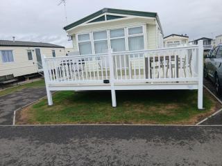 Willerby Delux - Holiday Home by the Sea - close to the Entertainment Complex-bedding, towels & wifi Included! - 0