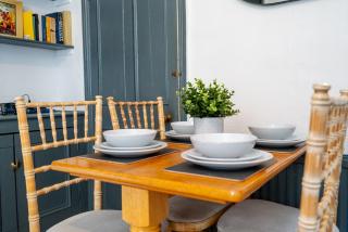 Eat, Stroll, Stay in a Spacious 4-Bed Home in Sheffield - 7