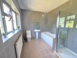 Spacious 6 Bedroom house, Luton - 6