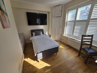 Spacious 6 Bedroom house, Luton - Luton - 4