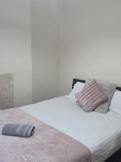 52 - room 2 - smart TV - Swansea - 9