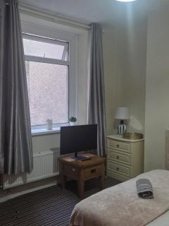 52 - room 2 - smart TV - Swansea - 7