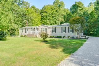 1 Mi to Geneva SP Family Home with Game Room and Yard - Geneva - 0