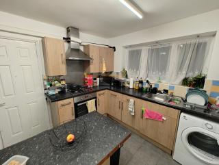 Private Room with Super King Bed - Harmondsworth - 2