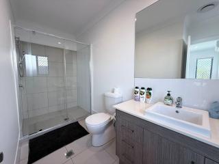 Sparkling New Home - Suburban Charm Awaits! - 5