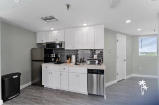 Lake View Top Floor 2 Bed 2 Bath Suite with Balcony - 7