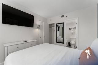 Lake View Top Floor 2 Bed 2 Bath Suite wBalcony - 1