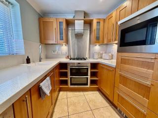 Spacious 5BR, Cheltenham Town centre, inc parking - 5