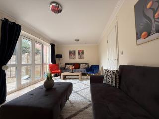 Spacious 5BR, Cheltenham Town centre, inc parking - 4