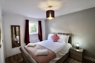Spacious 4-Bed Home in Bracknell - 6