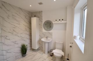 Spacious 4-Bed Home in Bracknell - 5