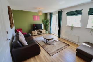 Spacious 4-Bed Home in Bracknell - Bracknell - 2