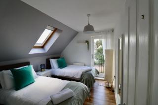 Spacious 4-Bed Home in Bracknell - 1