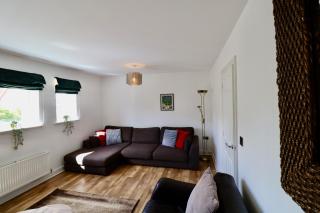 Spacious 4-Bed Home in Bracknell - 9