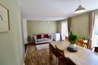 Spacious 4-Bed Home in Bracknell - 8