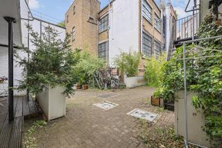 5 Bed 2 Bath Private House with Balcony - London - 6