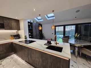 Exceptional 3 Bedroom House with Hot Tub - Warmley - 8
