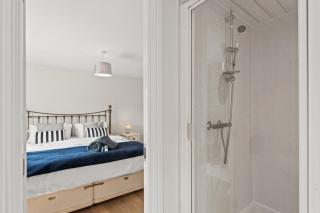 Polmont Haven: Spacious 4- Bedroom Retreat - 5