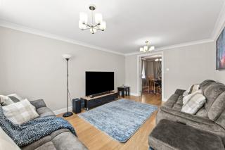 Polmont Haven: Spacious 4- Bedroom Retreat - 2