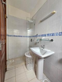 Lavington Budget Ensuite Room - 3