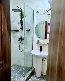 The Cedar Room, Cozy 2bed, Unlimited Wi-fi, Lekki Phase1 - 8