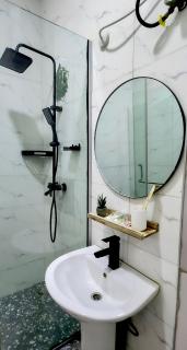 The Cedar Room, Cozy 2bed, Unlimited Wi-fi, Lekki Phase1 - 1