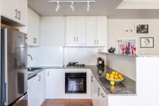 Oversized Bright & Fresh City Digs - 4