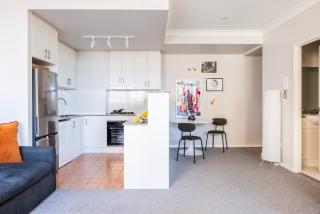 Oversized Bright & Fresh City Digs - 2
