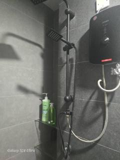 Neu Suite 2 Rooms 1 Bath Unit For Rent Free Wi-Fi Deposit RM200 - 1