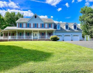 Spacious 2BD near Princeton, Cafes! Family, Backyard, Parking - 4