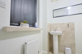 Manchester 3-Beds Sleeps 6 with Onsite Parking - 3