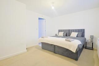Manchester 3-Beds Sleeps 6 with Onsite Parking - 9