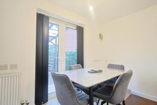 Manchester 3-Beds Sleeps 6 with Onsite Parking - 4