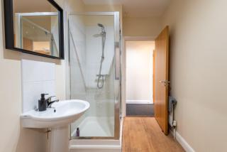 Family 2br Free Parking Near Cathedral Qtr - 3