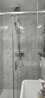 Charming Coach House Cottage in Brentwood - 2