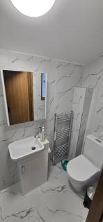 Charming Coach House Cottage in Brentwood - 5