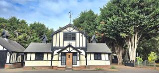 Charming Coach House Cottage in Brentwood - 0