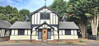 Charming Coach House Cottage in Brentwood - 5