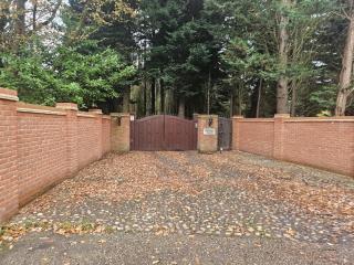 Charming Coach House Cottage in Brentwood - 8