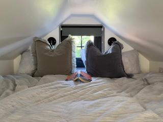Tiny guesthouse with cozy mezzanine sleeping nook - 4