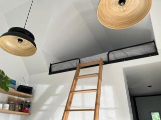 Tiny guesthouse with cozy mezzanine sleeping nook - Swinderby - 6