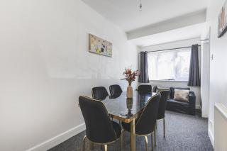 Spacious 5BD Home with Garden and Parking at Hounslow - Cranford - 8