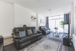 Spacious 5BD Home with Garden and Parking at Hounslow - 2