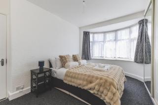 Spacious 5BD Home with Garden and Parking at Hounslow - 3