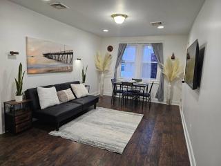 Spacious 2BR Apt| 3 Beds | 15 Min to NYC - 0
