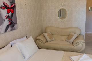 Megy's 3rd Top Central Room - 9