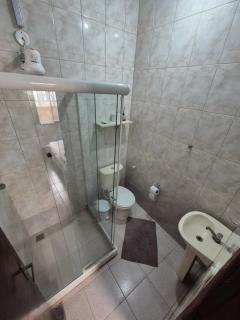 Casa arara suite 5 com Piscina para relaxar Estacionamento gratuito e Café da manhã self-service para começar bem o dia Comodidade e ótima localização 100 passos da praia - 5