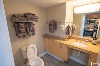 Oceanfront condo w balcony & pool - 5